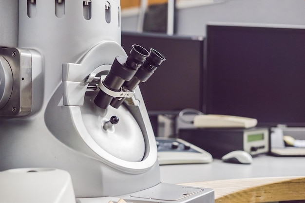 Microscópio eletrônico de transmissão em um laboratório científico.