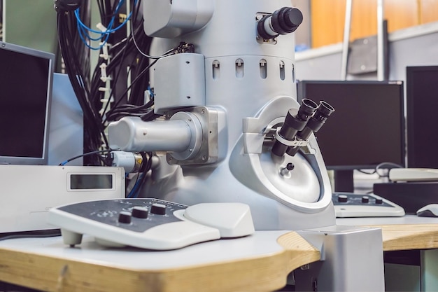 Microscópio eletrônico de transmissão em um laboratório científico.