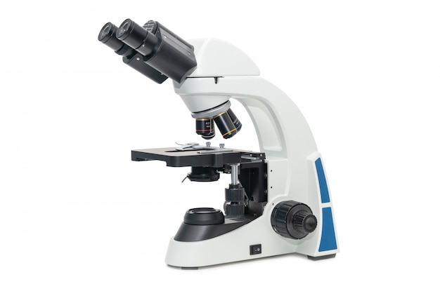 Microscópio isolado no fundo branco