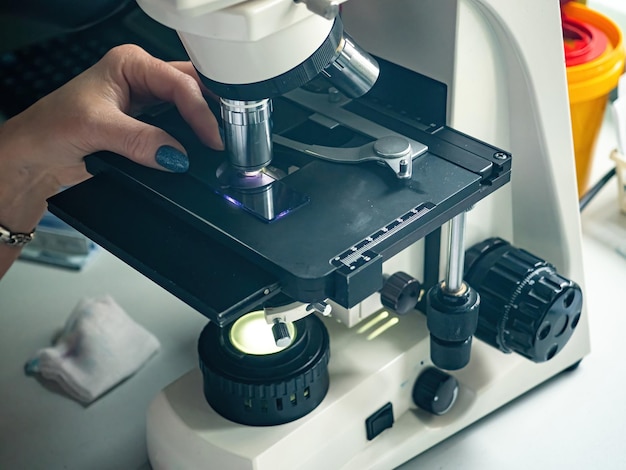 Microscopio en el laboratorio para el estudio de pruebas médicas