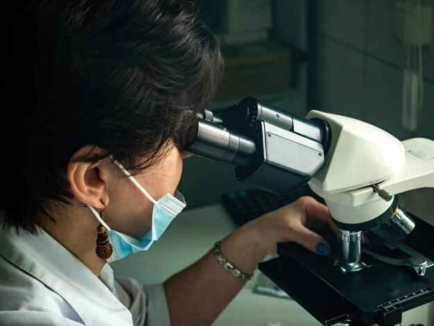 Microscopio en el laboratorio para pruebas médicas