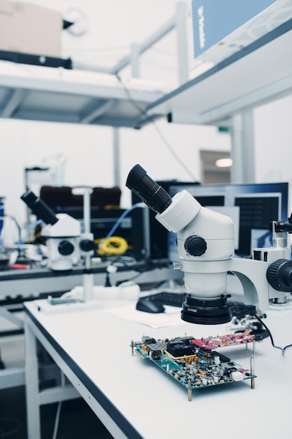 Foto microscopio en laboratorio tecnológico de investigación científica en mesa
