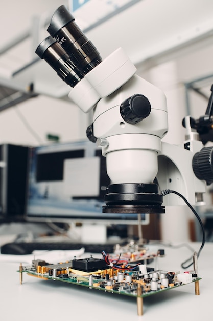 Microscopio en laboratorio tecnológico de investigación científica en mesa