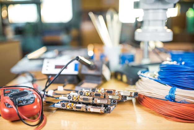 Microscopio moderno, componentes electrónicos en un laboratorio científico