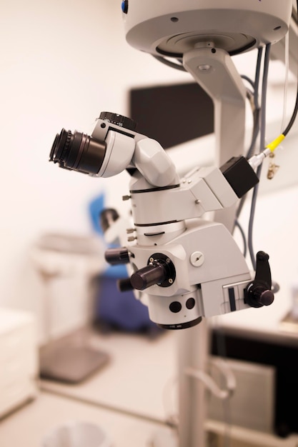 Microscopio oftálmico utilizado en el tratamiento de problemas oculares como cataratas