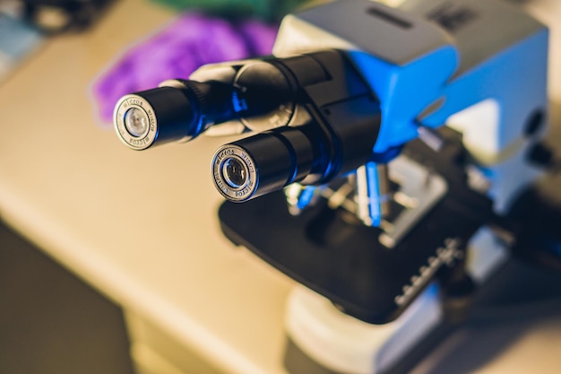 Microscópio óptico em um laboratório biológico