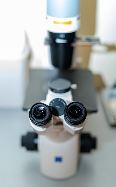 Microscópio para pesquisar equipamentos científicos