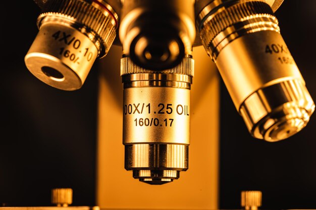 microscópio profissional em equipamentos de ciência de laboratório e ferramentas médicas para pesquisar microbiologia e medicina em escala microscópica em laboratório com Microscópio