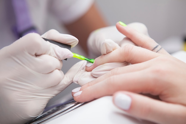 Micurista profissional fazendo unhas para clientes