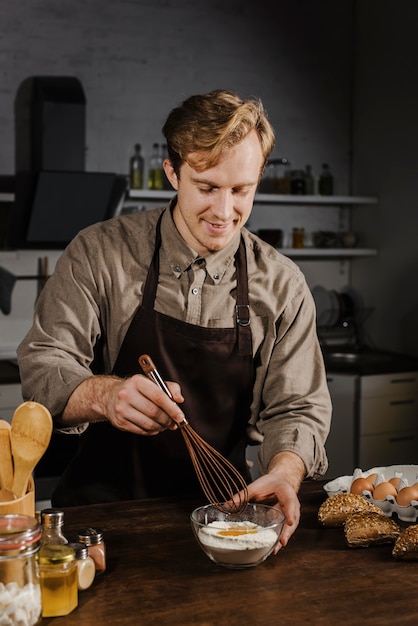 Foto mid shot chef schneebesen zutaten