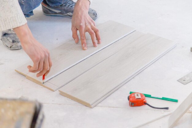 Mida la reparación de azulejos en la casa Enfoque selectivo