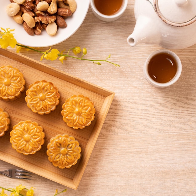 MidAutumn Festival Urlaub Konzeptdesign von Mondkuchen Mooncakes Teeset auf hellem Holztisch mit Kopierraum Draufsicht flach über Kopf geschossen