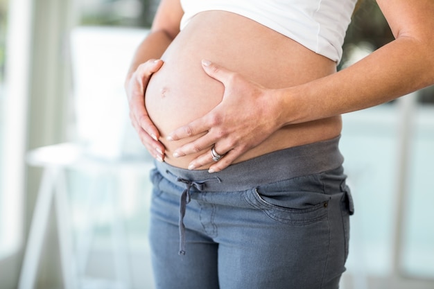 Mídia de abdomen tocante de mulher