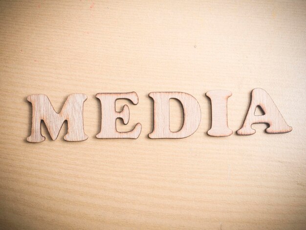 Foto mídia internet mídias sociais motivação citações inspiradoras palavras tipografia letras de madeira