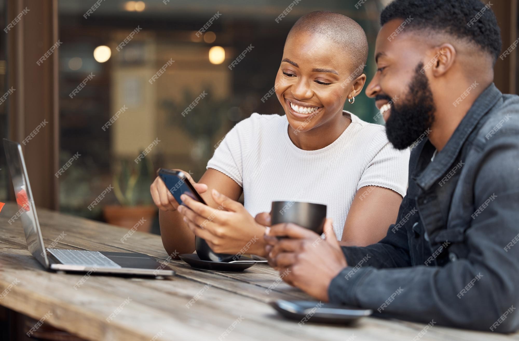 ícone Da Mídia Social Pessoal Ou Mãos Com Telefone Para Digitar Texto Ou  Namoro Online à Noite. Amor Foto de Stock - Imagem de local, datilografar:  275524318