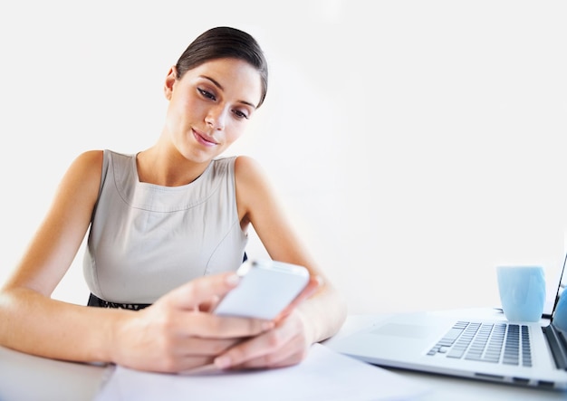 Foto mídia social de escritório ou mulher de negócios em um telefone para ler dados, atualizações de notícias ou relatórios de aplicativos móveis documentos de papelada de laptop ou trabalhador em um site para pesquisar ou conversar em um blog no intervalo para relaxar