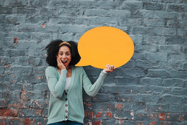 Foto mídia social uau e mulher com balão contra uma parede na cidade para marketing de negócios e notícias retrato feliz e rosto surpreso de menina com bate-papo em um quadro e comunicação publicitária