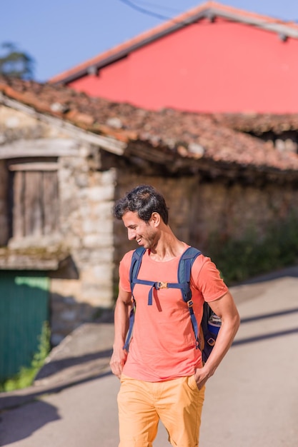 Midman indiano nas férias de verão nas Astúrias Aventura de caminhante casual com mochila Ecoturismo