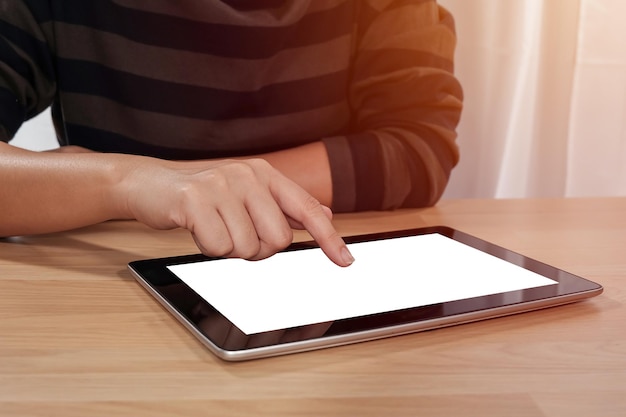 Midsection de usar tablet digital na mesa em casa