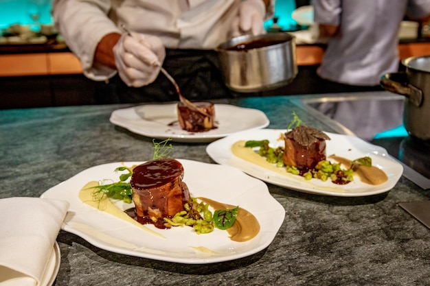 Midsection des Kochens, der Essen auf dem Tisch im Restaurant serviert