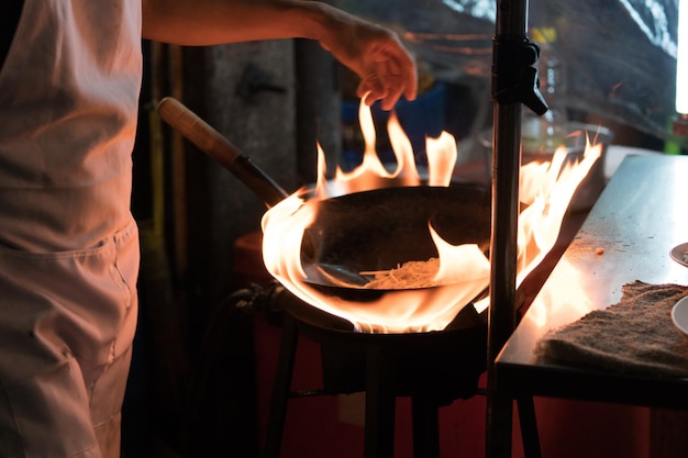 Foto midsection des kochens, der essen in einer kommerziellen küche zubereitet