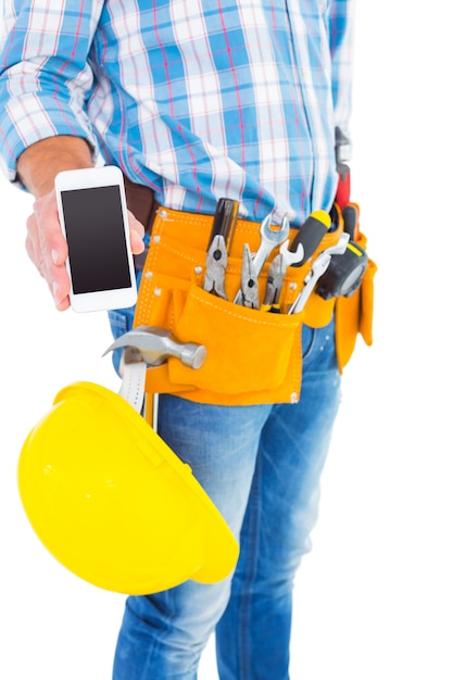 Midsection do handyman que mostra o smartphone