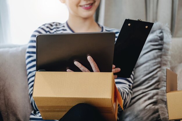 Foto midsection einer frau, die ein digitales tablet benutzt, während sie zu hause auf dem sofa sitzt