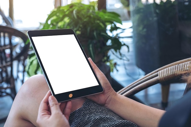 Foto midsection einer frau, die ein leeres digitales tablet in einem café benutzt