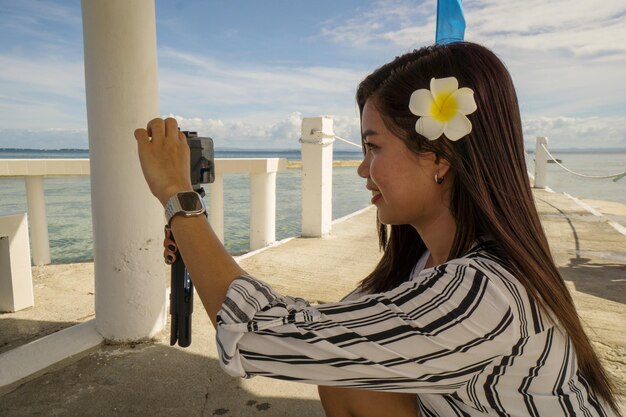 Foto midsection einer frau durch das meer gegen den himmel