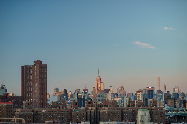 Midtown de nova york com o empire state building ao pôr do sol
