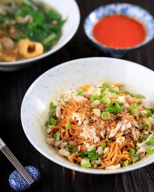 Mie Ayam, beliebtes indonesisches Streetfood mit Nudeln, Hühnchen und grünem Gemüse mit köstlicher Brühe