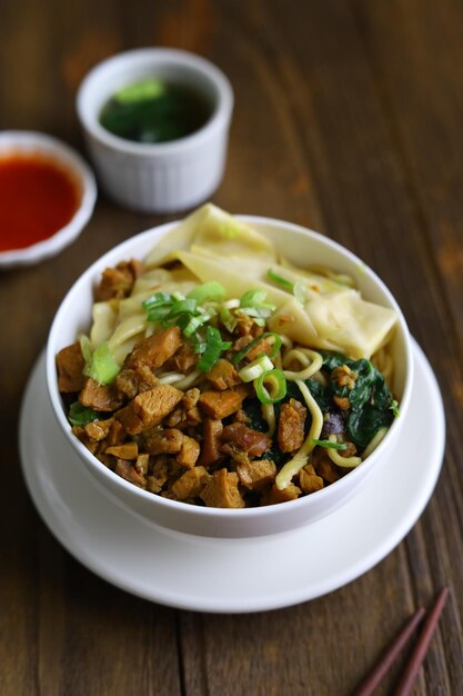 Mie Ayam Pangsit-Nudeln mit Hähnchenknödel und Gemüse sind beliebtes indonesisches Essen