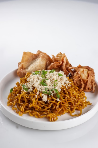 Mie Goreng ala Mie Gacoan é uma cobertura caseira de macarrão frito com frango desfiado e bolinho frito.