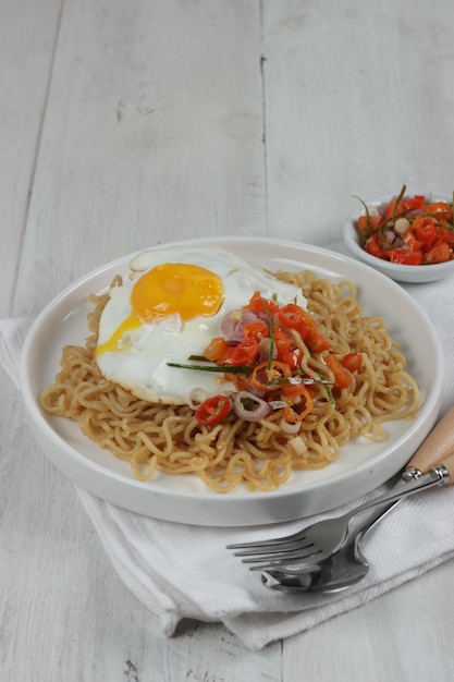 Mie Goreng Sambal Matah oder gebratene Instan-Nudeln, serviert mit Sambal Matah