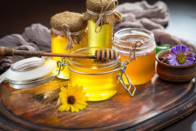 Miel de abeja en una composición con flores.