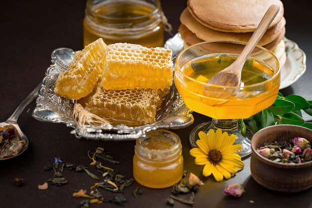 Miel de abeja en una composición con flores.