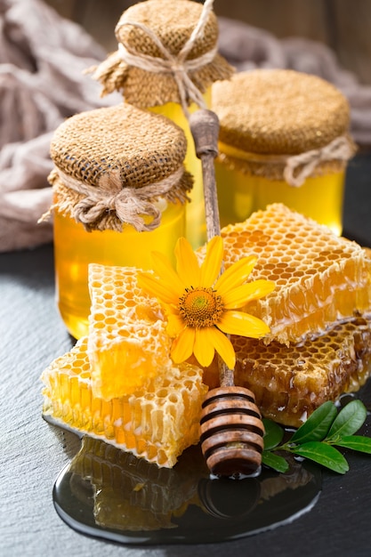 Miel de abeja dulce en una composición