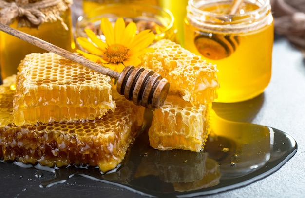 Miel de abeja dulce en una composición