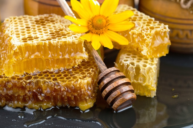 Miel de abeja dulce en una composición