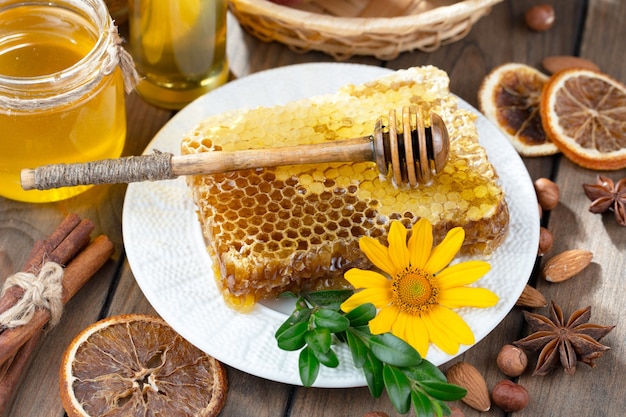 Miel de abeja dulce en una composición