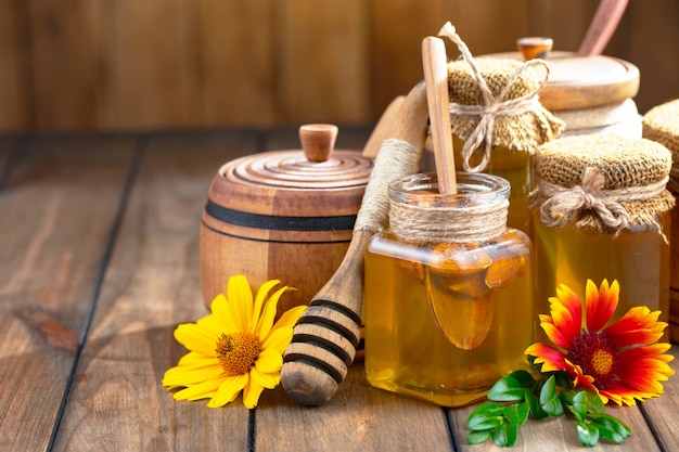 Miel de abeja dulce en una composición