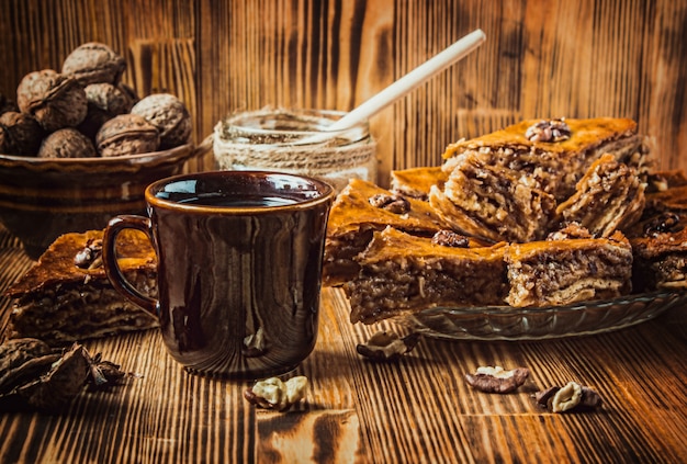 Miel de baklava con nueces. Enfoque selectivo Comida.