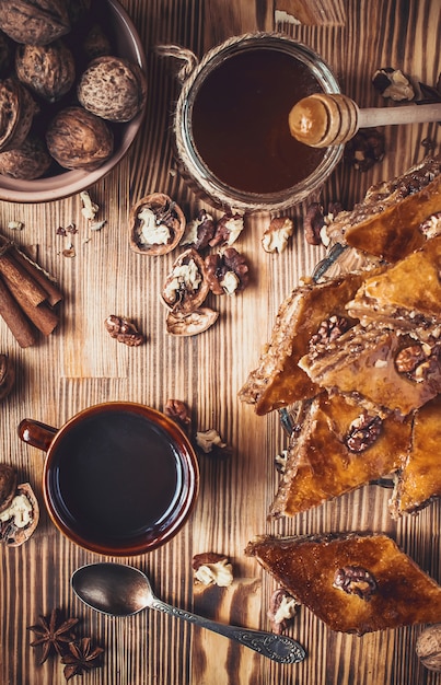 Miel de baklava con nueces. Enfoque selectivo Comida.