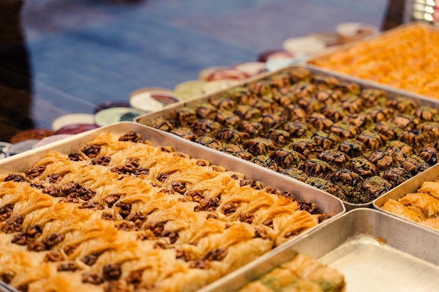 Miel de baklava con nuez y pistacho Surtido de baklava en el mercado turco