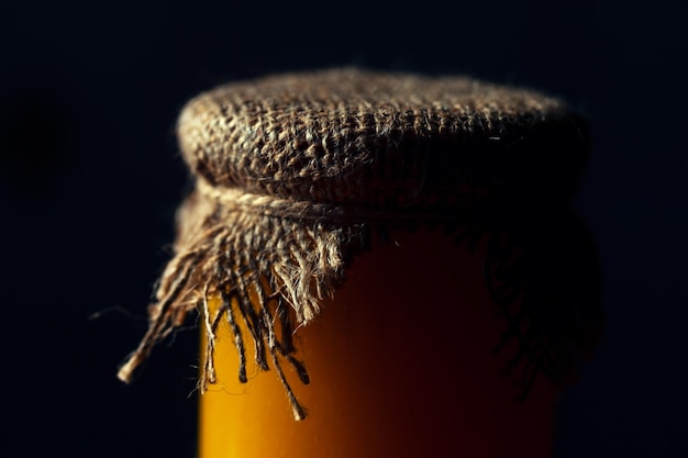 Foto la miel en la botella con diseño rústico