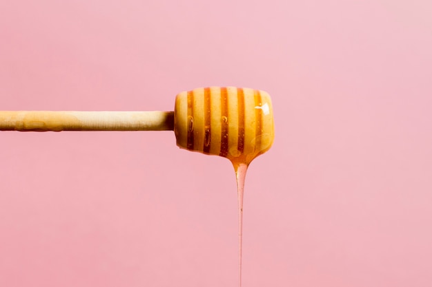 Miel cayendo de cuchara