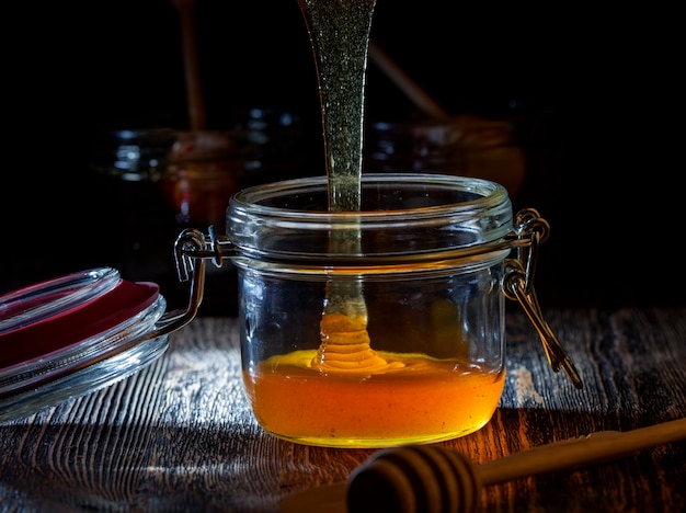 Miel dulce espesa y deliciosa actual, un producto alimenticio natural y saludable creado por las abejas, la miel de abeja natural tiene una consistencia viscosa y espesa