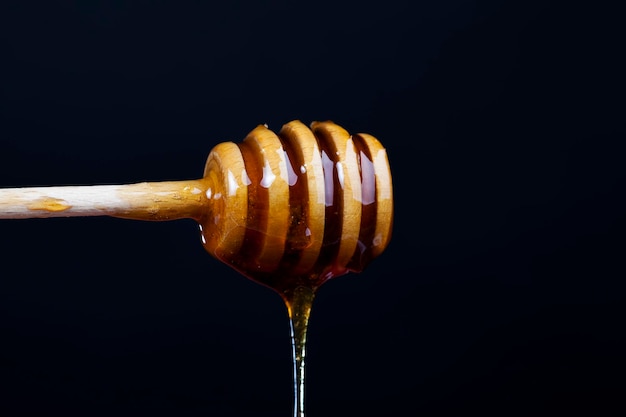 Miel dulce espesa y deliciosa actual, un producto alimenticio natural y saludable creado por las abejas, la miel de abeja natural tiene una consistencia viscosa y espesa