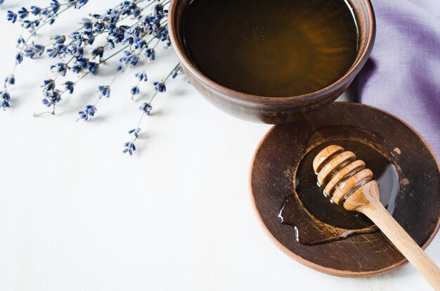 Miel ecológica y flores de lavanda.