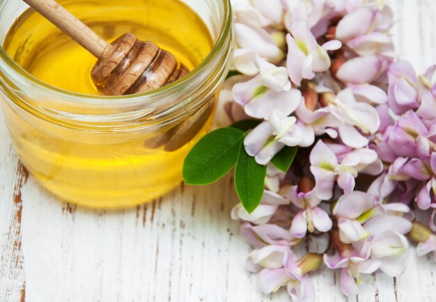 Miel con flores de acacia